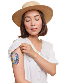 Adesivo de fixação para Dexcom G7, padrão Ethereal Bloom, usado no braço por uma mulher