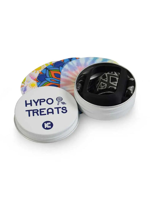 Braçadeira para bomba de insulina GlucoMen Day + Caixa de lata com 3 stickers - Edição especial Dia-Style
