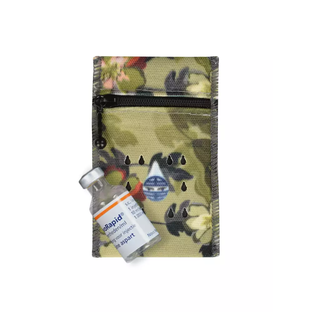 Cooling wallet for insulin vials or eye drops featuring water evaporation technology for travel.