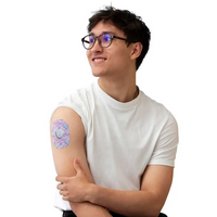 Adesivo de fixação para Dexcom G7, série Spring, usado no braço por um homem