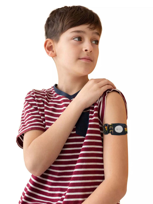 Child wearing Dexcom G7 Armband with rotating clip, showcasing comfort and colorful design.