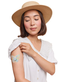 Adesivo de fixação para Dexcom G7, forma de borboleta, no braço de uma mulher