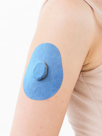 Adesivo de fixação para Dexcom G7, forma de gota, no braço, grande plano
