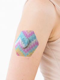Adesivo de fixação para Dexcom G7, forma de hexagonal, no braço, grande plano