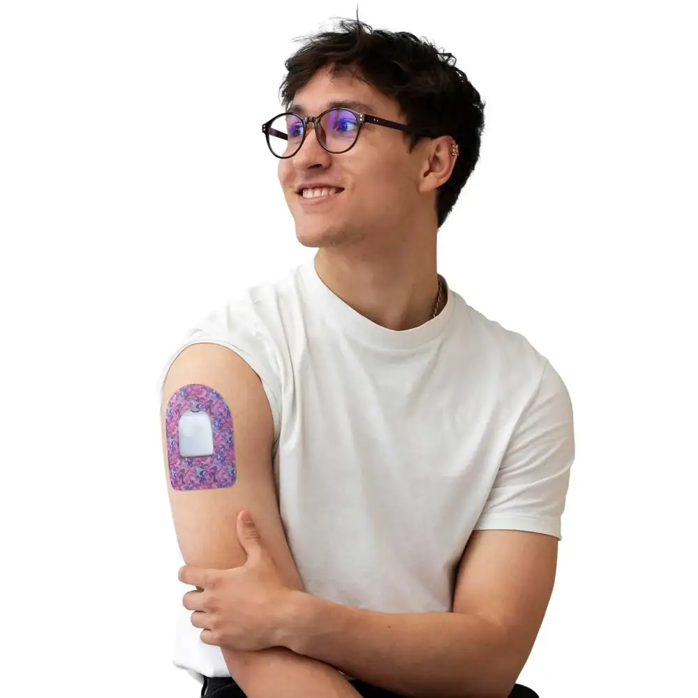 Adesivo de fixação para pod Omnipod, série Spring, usado no braço por um homem