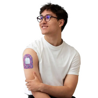 Adesivo de fixação para pod Omnipod, série Spring, usado no braço por um homem
