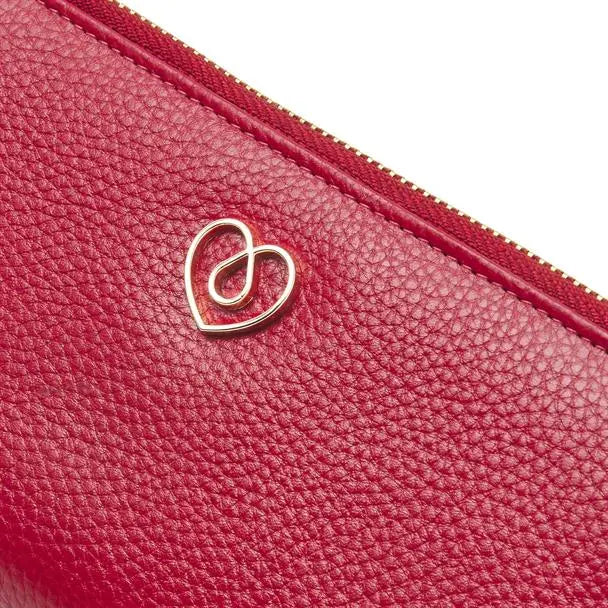 Diabetic case in vibrant pink leather with gold heart detail from Sweet Collection.