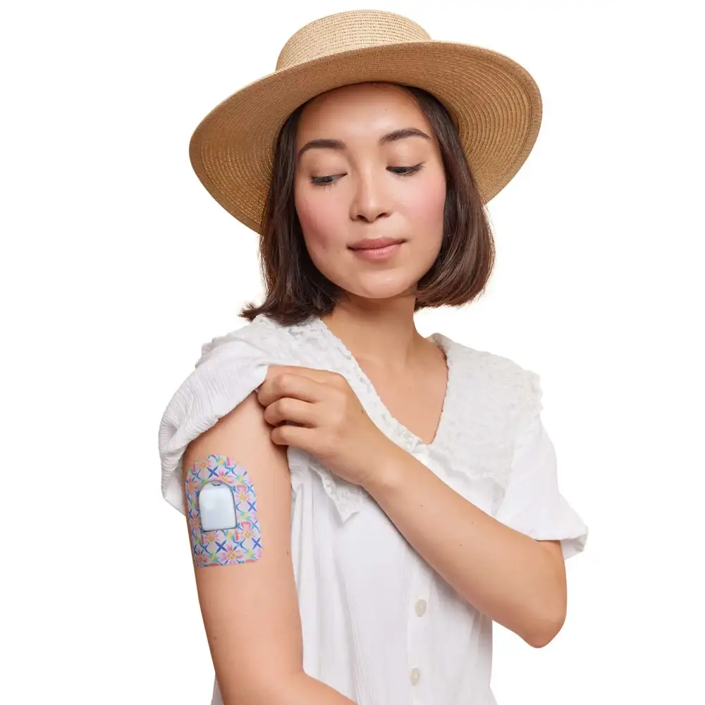 Adesivo de fixação para pod Omnipod, série Spring, usado no braço por uma mulher