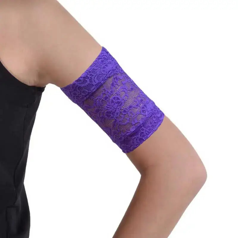 Lace armband for CGM and insulin pump in purple, worn on upper arm, providing security and elegance.